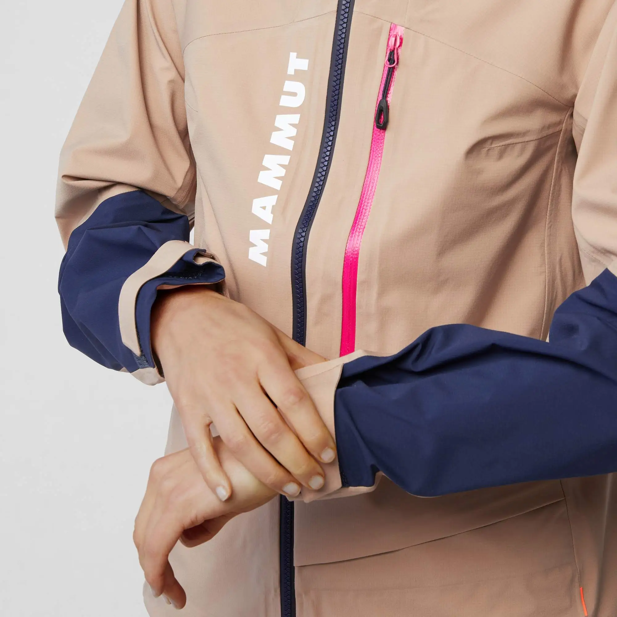 Mammut Aenergy Air HS Hooded Jacket Damen - Leichte Hardshelljacke für Skifahren & Outdoor 17 Mammut Aenergy Air HS Hooded Jacket Damen - Leichte Hardshelljacke für Skifahren & Outdoor – Bild 15